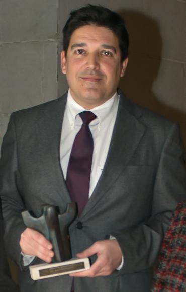 Diego Arroyo con el Premio otorgado por "Econom�a 3" a Progenie Molecular