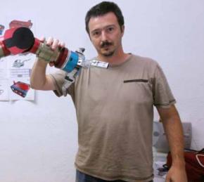 Roberto Guzm�n con uno de sus robots