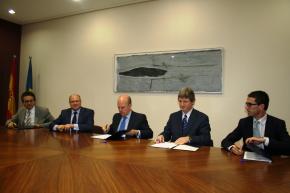Durante la firma del convenio, el Conseller M�ximo Buch junto a los 4 Presidentes de los CEEI