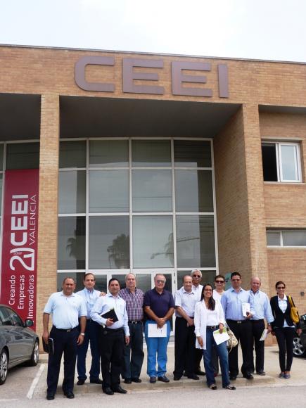 Foto de familia tras conocer el Centro Europeo de Empresas Innovadoras de Valencia