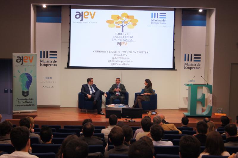 Manuel Palma junto a Jose Vicente Villaverde, presidente de AJEV y Ana Carrau, vocal
