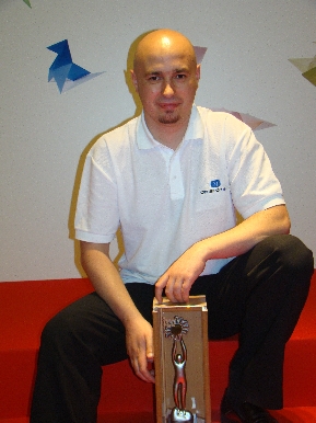 Óscar Bastidas con el galardón "Empresa TIC" de los Premios Día de la Persona Emprendedora 2010