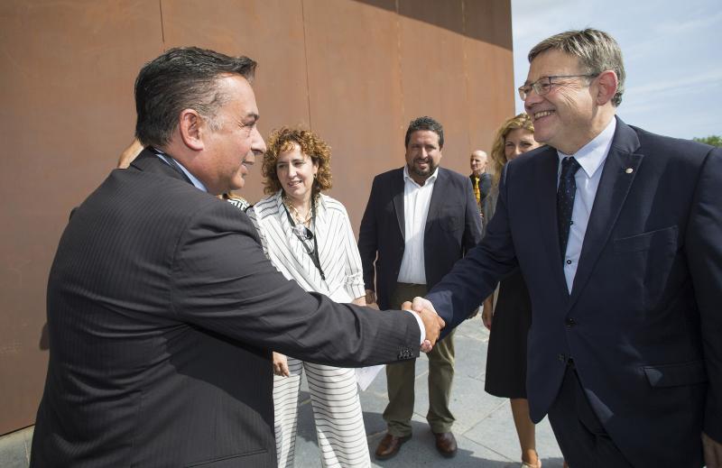 El president de la Generalitat, Ximo Puig, saluda al presidente de CEEI Castelln, Diego Basco, a su llegada al Focus Pyme CV 2017