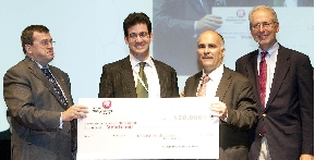 Momento en el que Iker Marcaide recibe el premio