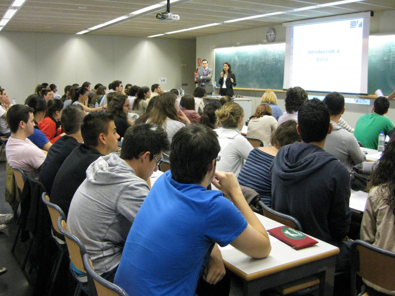 Alumnos de la UPV asisten a la jornada 'Pasa un día con un broker sin salir de la universidad' organizada por la FEBF