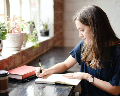 Mujer escribiendo