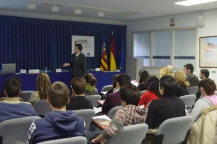 Pablo Ceinos explica a los alumnos los servicios y herramientas del CEEI