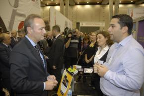 294 Albert Fabra visita stands de empresas en el DPECV2012