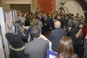 296 Albert Fabra visita stands de empresas en el DPECV2012