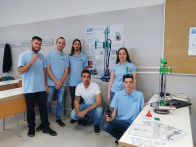 Alumnado de primero de Ingeniera de Florida Universitaria disea y construye un brazo robot cilndrico