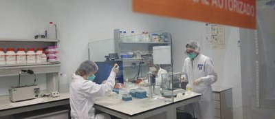 Laboratorios de la empresa. Imagen de Alicante Plaza