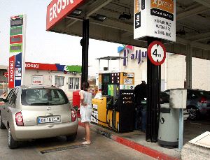 REPOSTANDO. Una mujer poniendo gasolina a su vehculo en la estacin de servicio del complejo comercial de L'Aljub.